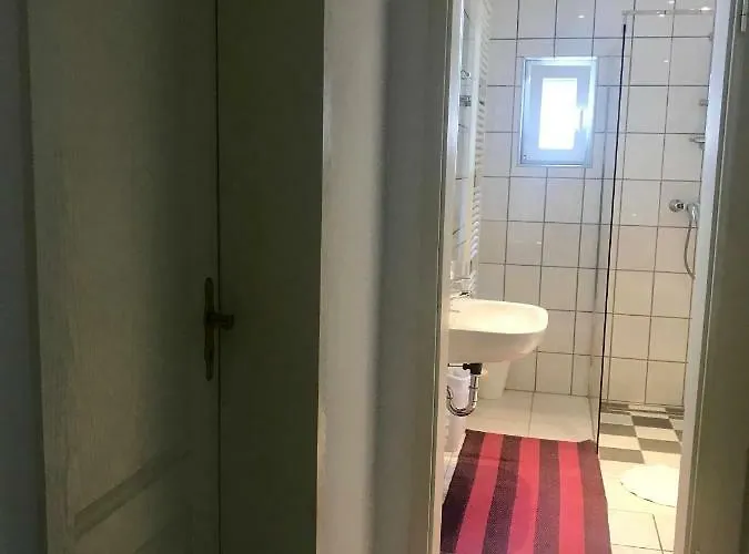 Juna Πανσιόν *