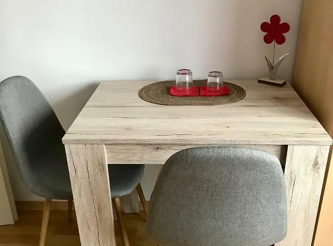 Juna Πανσιόν *